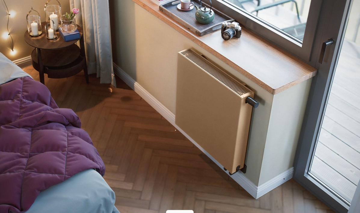 Grzejnik panelowy do salonu – dlaczego warto wybrać model z płaskim frontem?