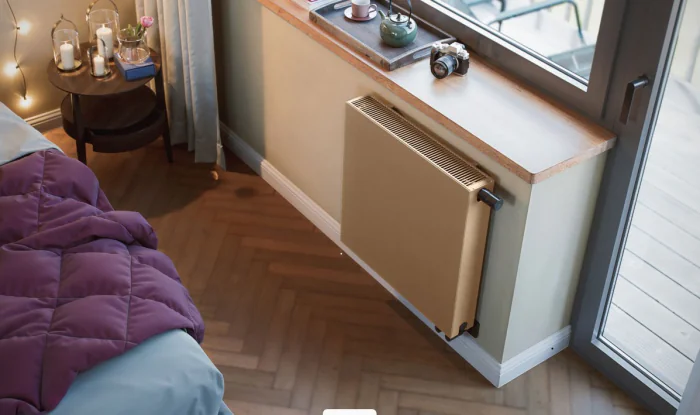 Grzejnik panelowy do salonu – dlaczego warto wybrać model z płaskim frontem?